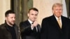 Francuski predsjednik Emmanuel Macron diže palac dok ga prate ukrajinski predsjednik Volodymyr Zelenskyy i novoizabrani predsjednik SAD Donald Trump nakon sastanka u Jelisejskoj predsjedničkoj palati u Parizu 7. decembra 2024. godine.