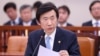 윤병세 한국 외교부 장관이 13일 국회 외교통일위원회 전체회의에서 의원들의 질의에 답변하고 있다. 