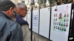 Affiches électorales des législatives à Alger le 9 avril 2017.