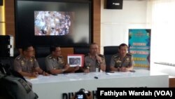 Kepala Divisi Humas Mabes Polri Irjen Setyo Wasisto saat jumpa pers di Mabes Polri, Jakarta, May 25, 2017. (VOA/Fathiyah)