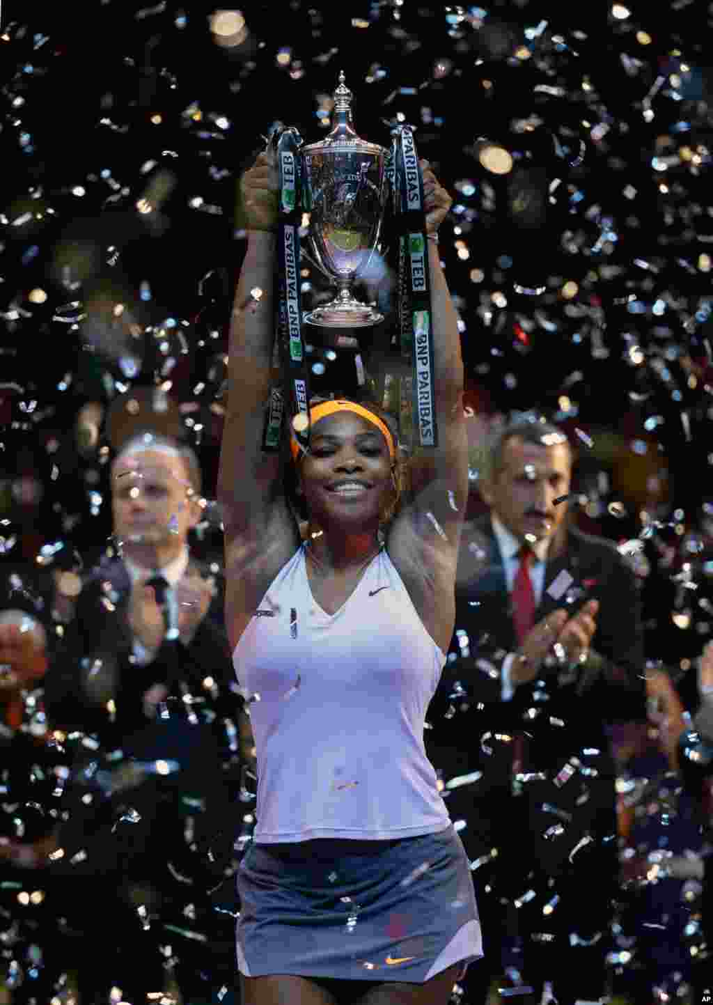 Serena Williams of the USA celebrates as she holds the trophy after her victory over Li Na of China in the final of the WTA Championship in Istanbul, Turkey, Oct. 27, 2013.