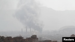 Moshi umetanda juu ya Sanaa kufuatia mapigano makali kati ya wafuasi wa rais wa zamani Ali Saleh na wapiganaji wa Kihouthi mjini Sana'a, Yemen, Dec. 2, 2017. 