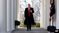 Arhiva - Predsjednik Donald Trump maše dok korača kroz Kolonadu, iz Ovalnog kabineta, u Bijeloj kući, 25. januara 2019.