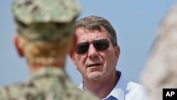 Le secrétaire d’Etat américain à la Défense, Ashton Carter, avec le Major de la Marine Quint Harris (dos), au Camp Pendleton, à Red Beach, en Californie, le jeudi 27 août 2015.