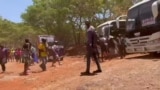Vamwe veVanhu Vaungana paNational Heroes' Acre muHarare Pakuradzikwa kwaVaTshinga Dube Vachimhanyidzana Kunopinda muMabhazi Avo