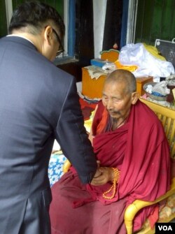 美國駐華大使駱家輝到阿壩訪問和僧侶握手