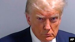 Policijska fotografija bivšeg predsjednika SAD Donalda Trumpa 
