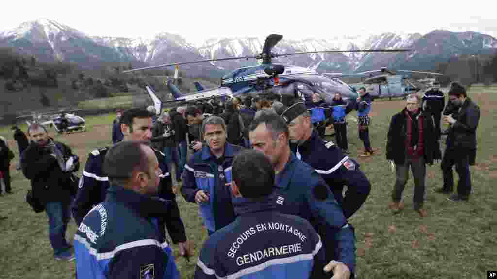 Les secouristes et gendarmes se déploient à Seyne-les-Alpes, Alpes françaises, essayant d’atteindre le lieu du carsh de l'avion de passagers de Germanwings, mardi 24 mars 2015. 