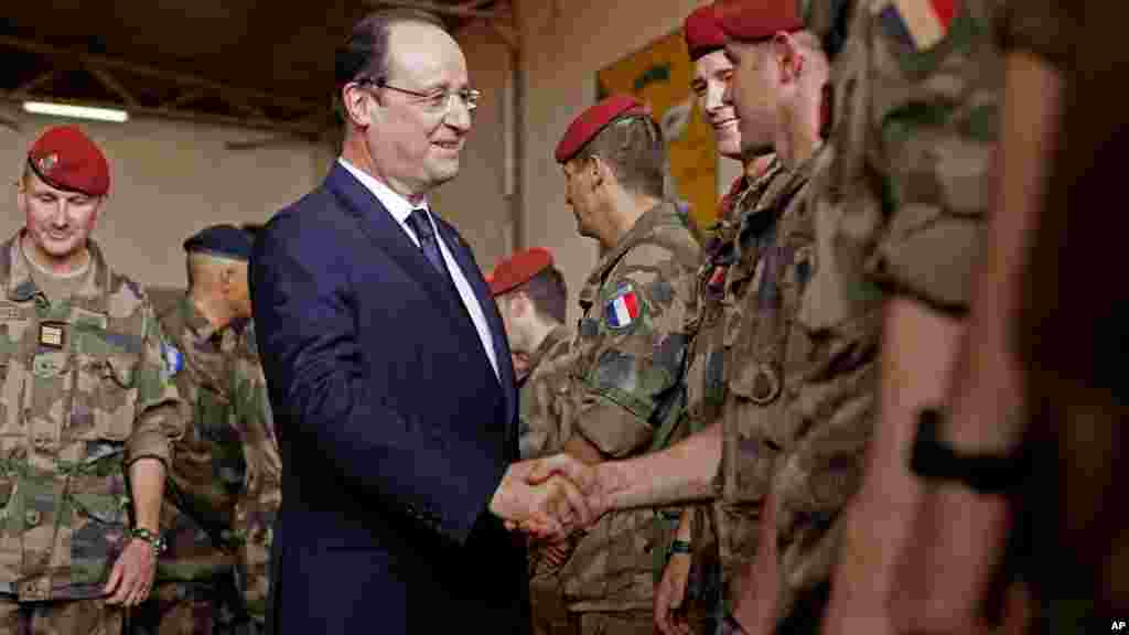 Le président français François Hollande, salué les troupes françaises à son arrivée au siège de l'opération militaire française à l'aéroport M'Poko à Bangui, le 28 février 2014.