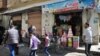 Suasana di salah satu sudut pasar terbuka di Homs, Suriah, 7 April 2017. (Foto: STRINGER / AFP)