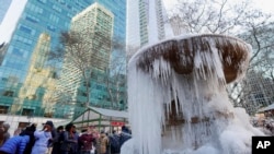 Fuente congelada en el parque Bryant de Nueva York.