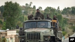 Wanajeshi wa Ethiopia wakiwa ndani ya lori la kijeshi kwenye barabara inayoekea jimbo la kaskazini la Tigray. 