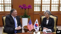 Le secrétaire d'Etat américain Mike Pompeo s'entretient avec la ministre sud-coréenne des Affaires étrangères, Kang Kyung-wha, lors d'une réunion bilatérale au ministère des Affaires étrangères à Séoul, en Corée du Sud, le 14 juin 2018. 
