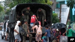 Residents evacuate to safer grounds in preparation for the coming of Typhoon Kammuri in Legazpi, Albay province, southeast of Manila, Philippines, Dec. 2, 2109. 