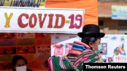 Vaksinasi COVID-19 di perbatasan antara Bolivia dan Peru. (Foto: Reuters)