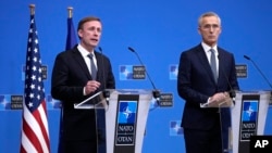 Generalni sekretar NATO-a Jens Stoltenberg (D) i američki savjetnik za nacionalnu bezbjednost Jake Sullivan na konferenciji za novinare u Briselu (Foto: AP/Virginia Mayo)