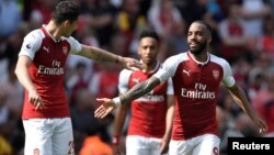 Le joueur d'Arsenal Alexandre Lacazette fête son but avec Granit Xhaka, à Londres, le 22 avril 2018.