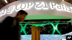 Un homme marche devant le pavillon indien de la COP21, Le Bourget, 7 décembre 2015 