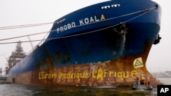 Le cargo Probo Koala marqué par un slogan peint par des militants de Greenpeace lors du blocus qu’ils ont imposé au navire dans le port de Paldiski Port, l'Estonie, 26 septembre 2006. (Photo publiée par Greenpeace)