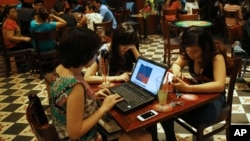 Warga Vietnam menggunakan Internet di sebuah kafe di Hanoi. (Foto: Dok)