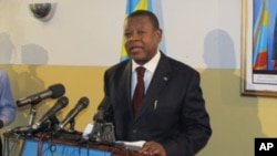 M. Lambert Mende lors d'un point de presse à Kinshasa (AP)