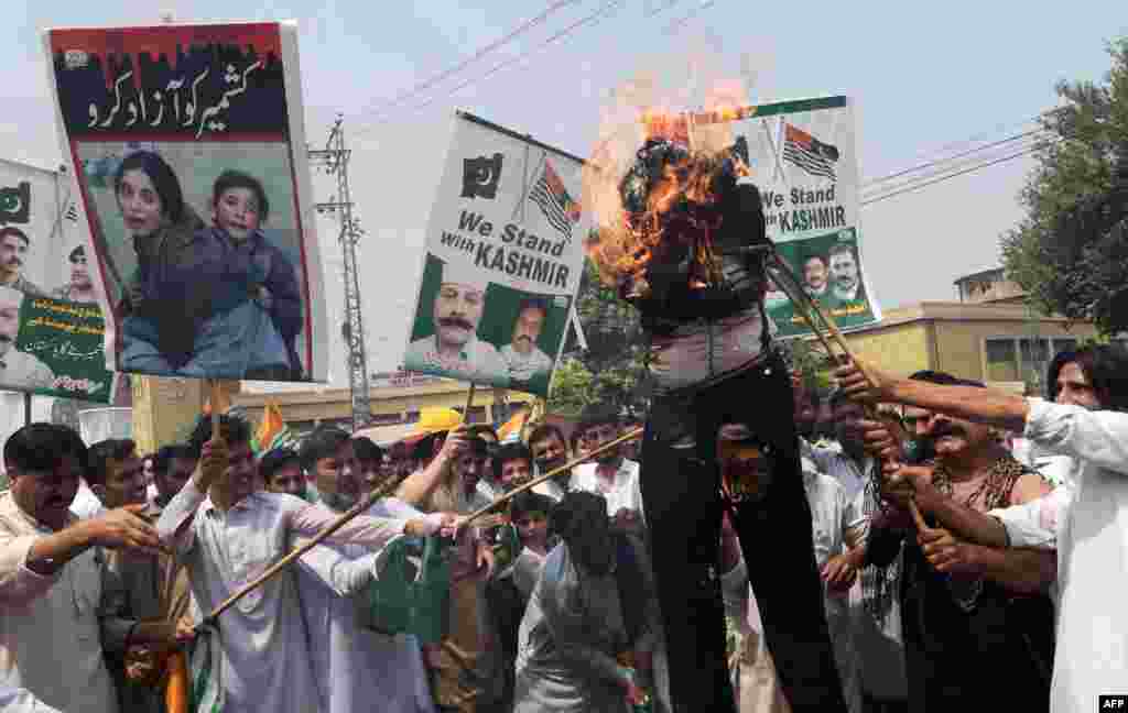 جموں و کشمیر میں آرٹیکل 370 کے خاتمے کے بعد مسلسل 25 روز سے کرفیو جیسی صورتِ حال ہے۔ وادی میں تعلیمی ادارے بند اور کاروبارِ زندگی معطل ہے۔ جس کے خلاف پاکستان میں بھی احتجاجی مظاہرے کیے جا رہے ہیں۔