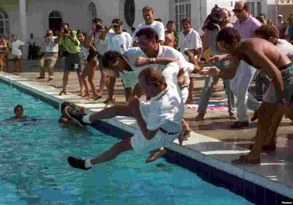 Raja Spanyol Juan Carlos dilempar ke kolam renang setelah memenangkan lomba King's Cup Yacht Race di Palma de Mallorca, 8 Agustus 1993.