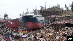 Une vue de la ville de Tacloban, ravagée par le typhon Haiyan (10 nov. 2013)