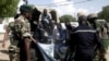 Des blessés sont transportes par les soldats après une attaque de Boko Haram, au Cameroun, le 22 septembre 2016.