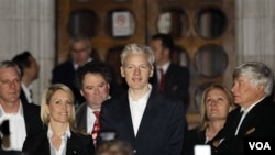 Pendiri WikiLeaks Julian Assange (tengah) dan situs WikiLeaks dinyatakan tidak melanggar yurisdiksi hukum Australia.