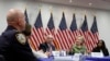 Clinton a la policía: “Sigamos adelante unidos”