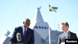 Waziri wa Ulinzi wa Sweden Pal Jonson na Waziri wa Ulinzi wa Marekani Lloyd Austin wakiwa katika mkutano wa waandishi wa habari news katika Kituo cha Jeshi la Majini cha Musko, Sweden April 19, 2023. Picha na TT News Agency/Fredrik Sandberg kupitia REUTERS 