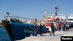 Polisi Italia berjaga di sekitar Iuventa, kapal milik LSM Jerman Jugend Rettet yang berlabuhd di Pelabuhan Lampedusa, Italia, 2 Agustus 2017.