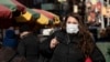 紐約一名外籍婦女說﹐戴口罩以避免感染冠狀病毒。