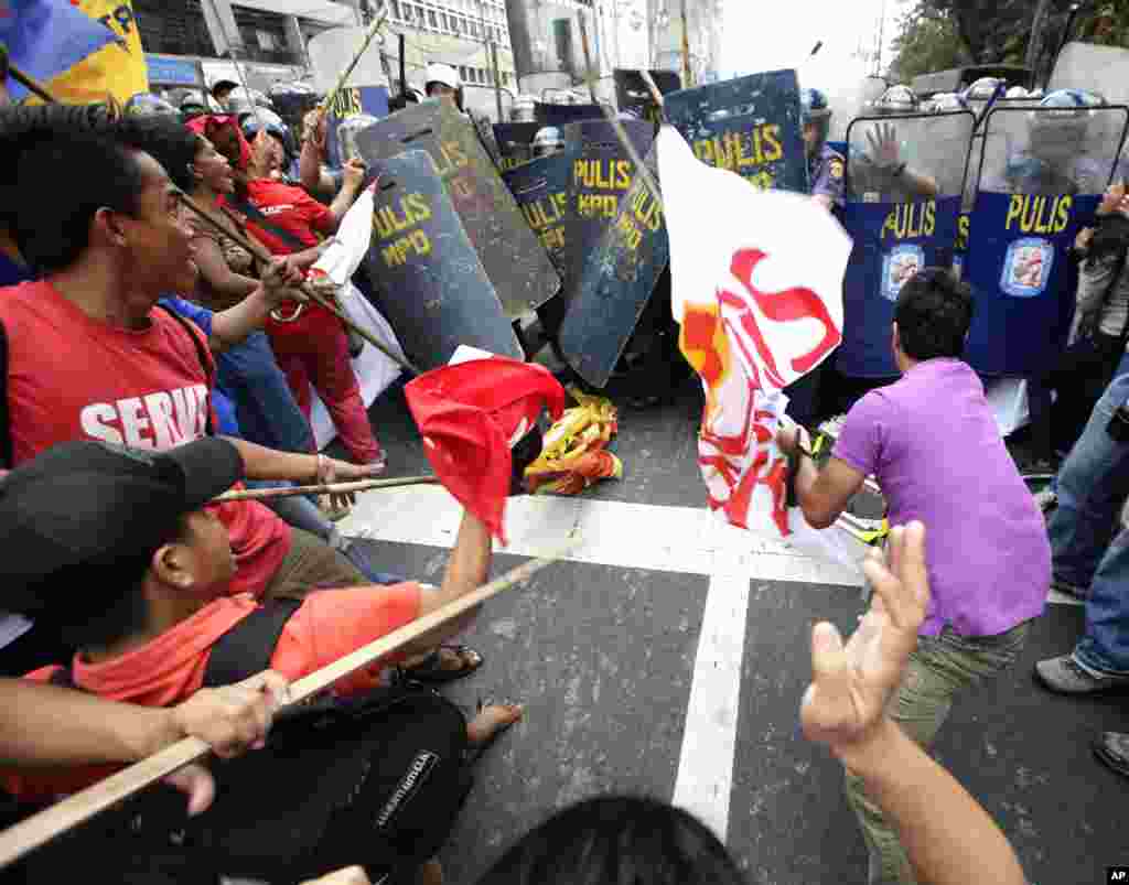 Protesters clash with police as they try to march closer to the U.S. Embassy to commemorate International Women's Day, Manila, Philippines, March 8, 2013.