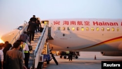 旅客登上海航客機 (資料圖片)