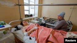 Во гранатирањето загинаа најмалку 27 лица во украинскиот град Доњецк, окупиран од Русија.