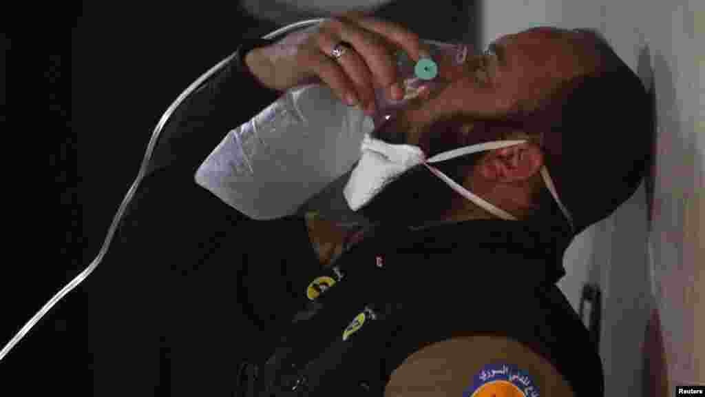 Un homme respire avec un masque à oxygène après l'attaque présumée chimique, à Khan Sheikhoun, le 4 avril 2017.