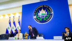 Una fotografía publicada por la Asamblea Legislativa de El Salvador muestra al presidente del Congreso de El Salvador, Ernesto Castro, dirigiendo una sesión en San Salvador el 29 de abril de 2024.