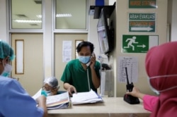 Nakes mengenakan masker di ruang perawat di ruang gawat darurat RS Persahabatan, di tengah pandemi COVID-19 di Jakarta, 13 Mei 2020. (REUTERS/Willy Kurniawan)