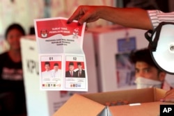 Para petugas pemilu melakukan perhitungan suara Pilpres di salah satu TPS di Jakarta. (Foto: AP)