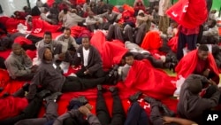 Des migrants se reposent dans un centre sportif après avoir été secourus dans le détroit de Gibraltar, près de la côte de Tarifa, dans le sud de l'Espagne, le 12 août 2014