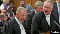 Prosecutor Gerrie Nel (L) and defense lawyer Barry Roux (R) chat at the end of an appeal against South African paralympian Oscar Pistorius' conviction last year at the Supreme Court of Appeal in Bloemfontein, South Africa, Nov. 3, 2015.
