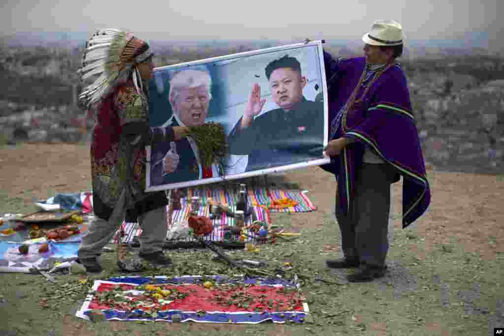 Dua orang dukun melakukan ritual "doa perdamaian" bagi Presiden AS Donald Trump dan pemimpin Korea Utara Kim Jong-un di Lima, Peru.