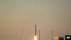 Peluncuran roket Simorgh yang membawa satelit di lokasi yang tidak diketahui di Iran pada 30 Desember 2021. (Foto: Iranian Defense Ministry via AP)