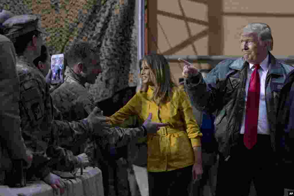 El presidente estadounidense y la primera dama saludan a soldados en la Base Aérea Al Asad, Irak, el miércoles 26 de diciembre de 2018.