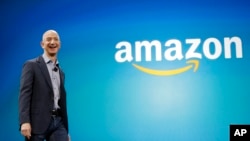 FILE - Amazon CEO Jeff Bezos berjalan di panggung pada acara peluncuran Amazon Fire phone terbaru di Seattle, 16 Juni 2014. Bezos saat ini tercatat sebagai orang terkaya di dunia, menggeser posisi Bill Gates.