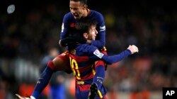 Neymar fête son but avec son coéquipier Lionel Messi, lors d'un match à Barcelone, Espagne, le 6 janvier 2016.