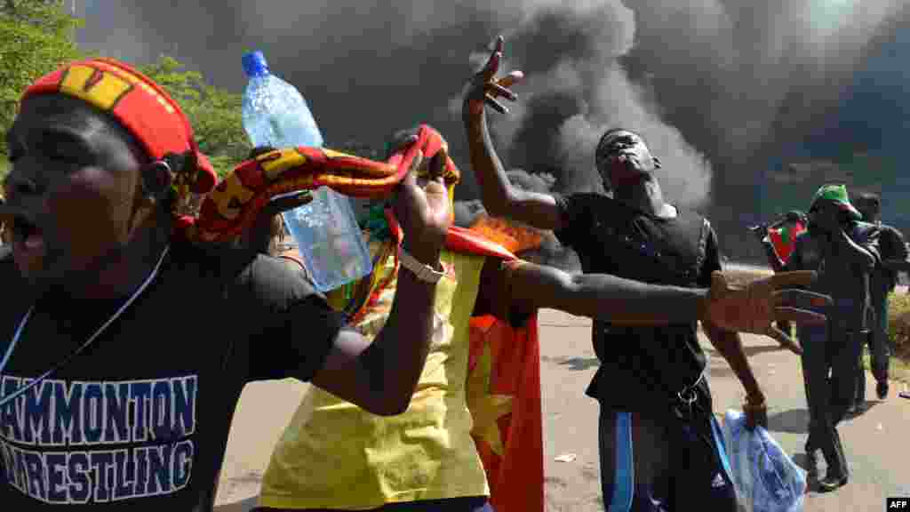 Masu Zanga-Zanga Sun Kona Majalisar Burkina Faso, 30 ga Oktoba, 2014.