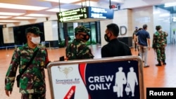 Diaspora Indonesia yang mendarat di bandara Soekarno-Hatta, Jakarta, harus melewati enam prosedur pemeriksaan terkait aturan COVID-19 (foto: ilustrasi). 